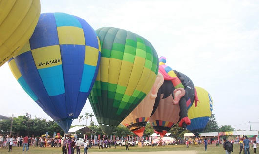 Sắc màu khác lạ trên bầu trời Huế