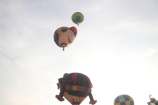 Sắc màu khác lạ trên bầu trời Huế