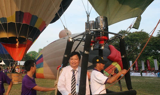 Sắc màu khác lạ trên bầu trời Huế