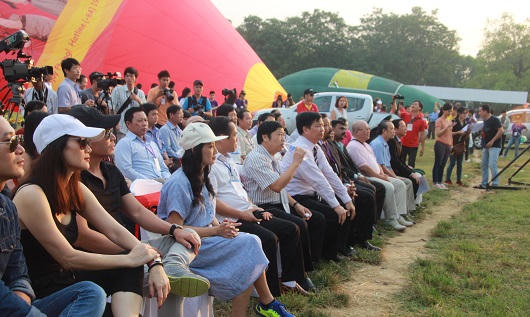 Sắc màu khác lạ trên bầu trời Huế