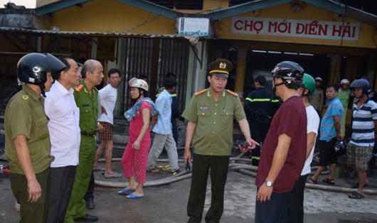 Huế: Bà hỏa “viếng thăm” chợ trong đêm, hàng chục gian hàng hóa tro