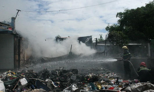 Huế: “Bà hỏa” thiêu rụi cơ sở thu mua phế liệu