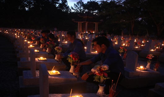 Ngàn ngọn nến tri ân giữa Nghĩa trang Liệt sỹ Trường Sơn