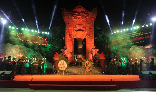 Ngàn ngọn nến tri ân giữa Nghĩa trang Liệt sỹ Trường Sơn