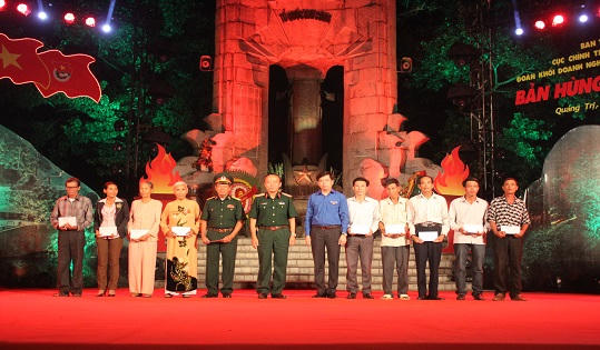 Ngàn ngọn nến tri ân giữa Nghĩa trang Liệt sỹ Trường Sơn