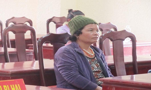 Nghịch từ đánh mẹ đẻ trọng thương chỉ vì xin tiền không cho