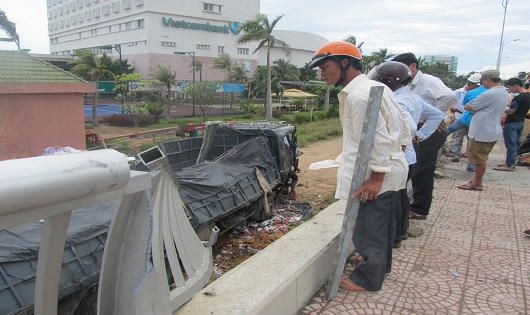 Ô tô tải ủi bay lan can cầu Đông Hà lao xuống đất