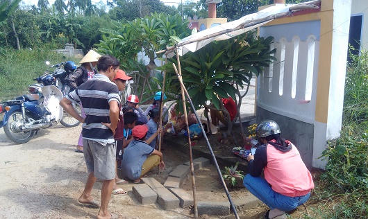 Huế: Người dân vái lạy, cúng tiền cho cây chuối trổ...6 bắp