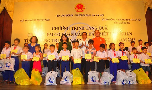 Phó Chủ tịch nước trao 200 suất quà Trung thu cho trẻ em nghèo Quảng Trị