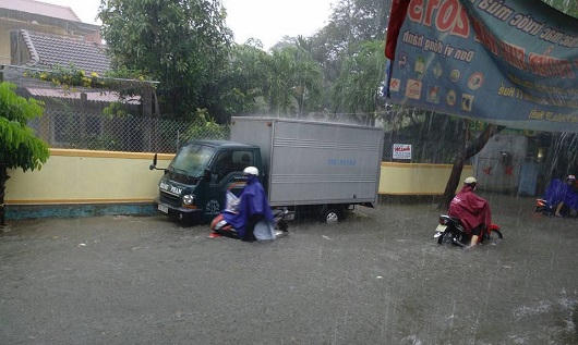 Mưa như trút xuống Huế, người xe dò dẫm đi trong sóng nước