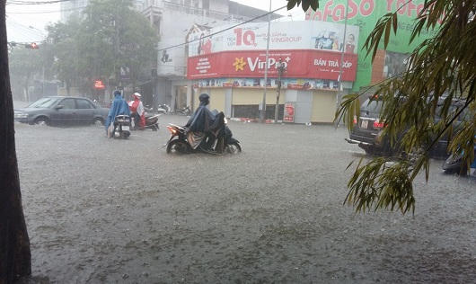 Mưa như trút xuống Huế, người xe dò dẫm đi trong sóng nước