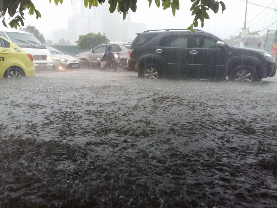 Mưa như trút xuống Huế, người xe dò dẫm đi trong sóng nước