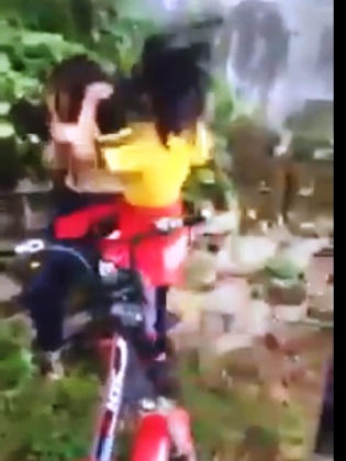 Xôn xao clip nữ sinh Huế reo hò cổ vũ đánh nhau