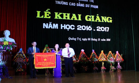 Báo PLVN tặng 20 suất học bổng cho lưu học sinh Lào 