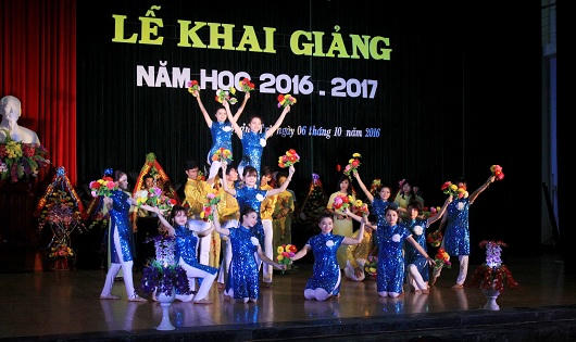 Báo PLVN tặng 20 suất học bổng cho lưu học sinh Lào 