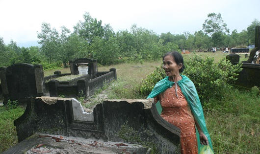 Tá hỏa hàng trăm ngôi mộ bị đóng đinh ở Huế