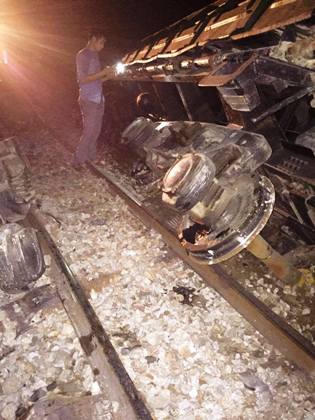 Tàu hỏa trật bánh nằm “chỏng chơ” giữa đường ray trong đêm