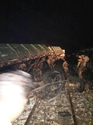 Tàu hỏa trật bánh nằm “chỏng chơ” giữa đường ray trong đêm