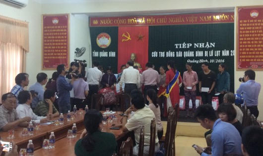 Vietinbank trao 3 tỷ đồng cứu trợ tỉnh Quảng Bình