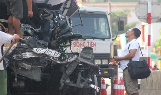 Quảng Trị: Xe tải tông đuôi xe tải, tài xế tử vong