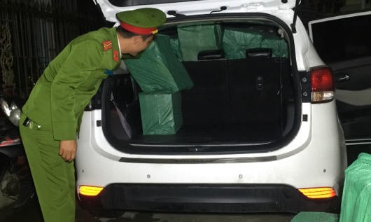 Bắt quả tang tài xế vận chuyển 10 nghìn gói thuốc lá Zet