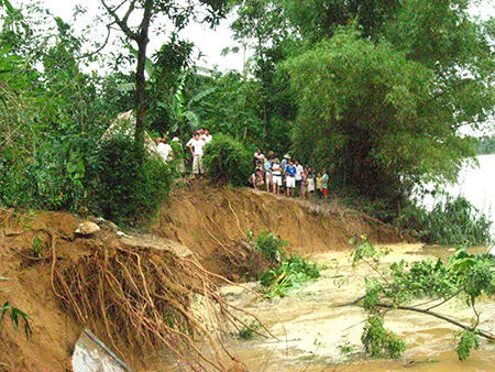 Đứng ngồi không yên lo mưa lũ nuốt đất, hỏng nhà