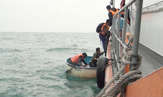 Cứu 13 nhà khoa học và thuyền viên gặp nạn trên biển 