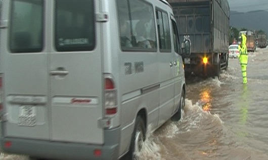 Xúc động cảnh CSGT dầm mưa lũ giúp người dân Thừa Thiên - Huế