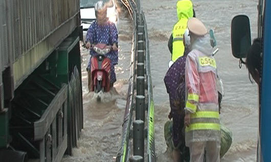 Xúc động cảnh CSGT dầm mưa lũ giúp người dân Thừa Thiên - Huế