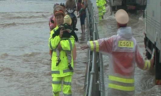 Xúc động cảnh CSGT dầm mưa lũ giúp người dân Thừa Thiên - Huế