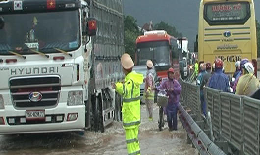 Xúc động cảnh CSGT dầm mưa lũ giúp người dân Thừa Thiên - Huế