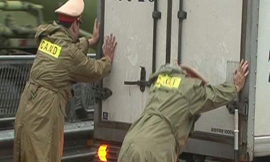 Xúc động cảnh CSGT dầm mưa lũ giúp người dân Thừa Thiên - Huế