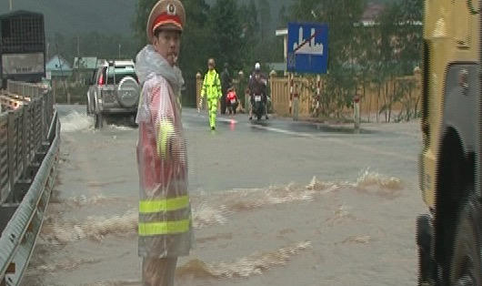 Xúc động cảnh CSGT dầm mưa lũ giúp người dân Thừa Thiên - Huế