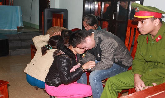 Cặp song sinh nghiện game giết bà đồng nát vứt xác xuống dòng Thạch Hãn