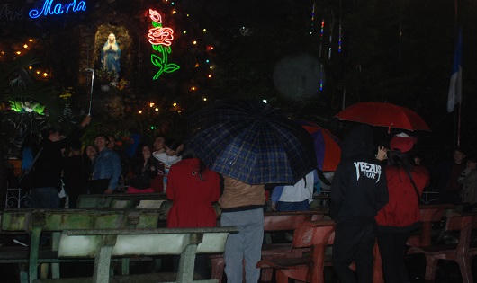 Huế: Người dân đội mưa đón giáng sinh