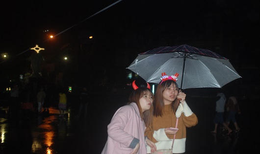 Huế: Người dân đội mưa đón giáng sinh