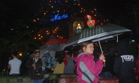 Huế: Người dân đội mưa đón giáng sinh