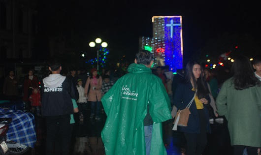 Huế: Người dân đội mưa đón giáng sinh