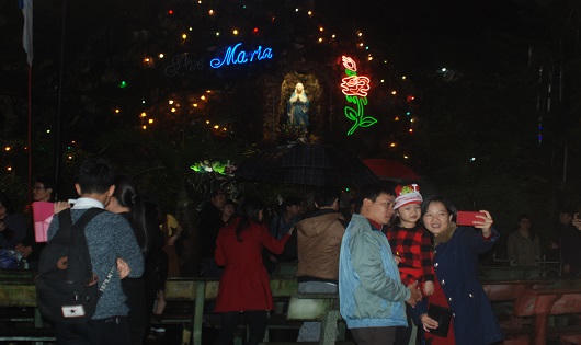 Huế: Người dân đội mưa đón giáng sinh