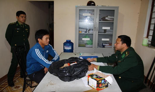 Viện cớ chơi tết, hai 'anh thợ' vận chuyển pháo nổ bị công an bắt