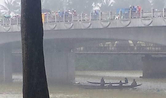 Nam thanh niên nhảy sông Hương tự tử giữa trời mưa rét