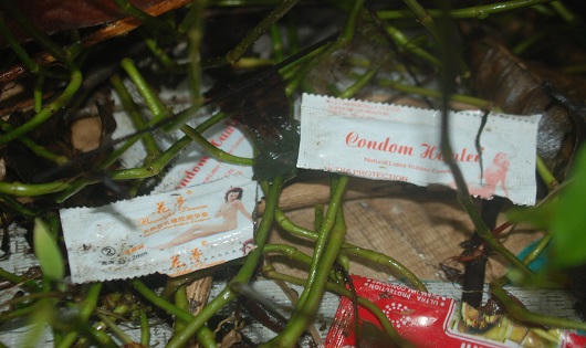 Bao cao su vương vãi, gái mại dâm 'tiếp khách' quanh đình làng ở Huế 