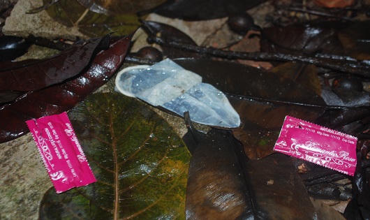 Bao cao su vương vãi, gái mại dâm 'tiếp khách' quanh đình làng ở Huế 