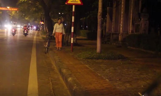 Bao cao su vương vãi, gái mại dâm 'tiếp khách' quanh đình làng ở Huế 