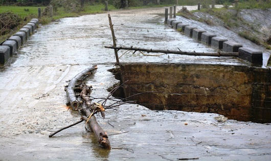 Nguy hiểm rình rập người dân khi qua cầu tạm sau lũ ở A Lưới