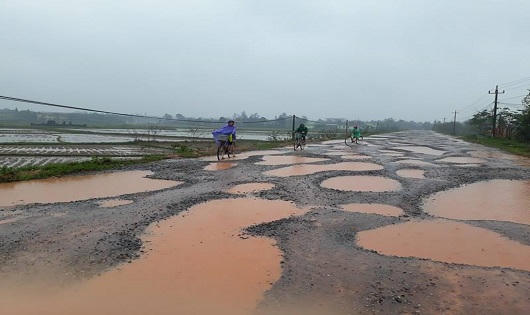 Học sinh, nông dân lạng lách, 'ngã như xiếc' trên đường đầy ổ voi