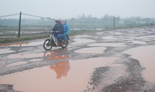 Học sinh, nông dân lạng lách, 'ngã như xiếc' trên đường đầy ổ voi