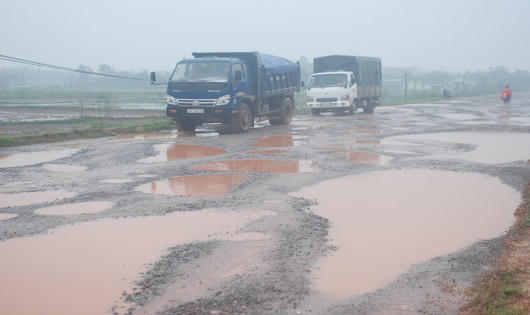 Học sinh, nông dân lạng lách, 'ngã như xiếc' trên đường đầy ổ voi