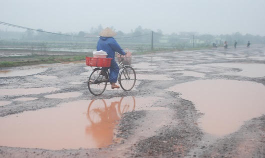 Học sinh, nông dân lạng lách, 'ngã như xiếc' trên đường đầy ổ voi