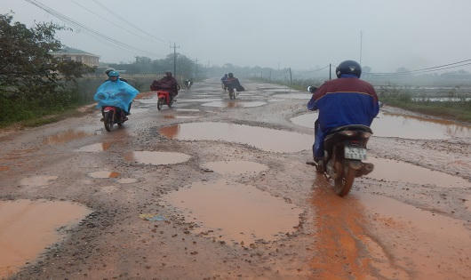 Học sinh, nông dân lạng lách, 'ngã như xiếc' trên đường đầy ổ voi
